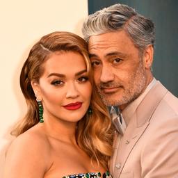 Saengerin Rita Ora ging fuer Taika Waititi auf ein Knie