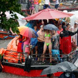 Sommerlicher Wetterrueckgang erreicht Tiefpunkt mit klatschnassem Wochenende Innere