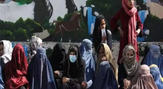 Taliban Beamter sagt Frauen verlieren an Wert wenn ihre Gesichter fuer