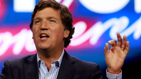 Tucker Carlson verpruegelt den „untreuen US Botschafter – World