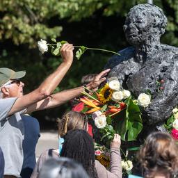 Ungefaehr hundert Menschen versammeln sich zum 40 Jahrestag des rassistischen