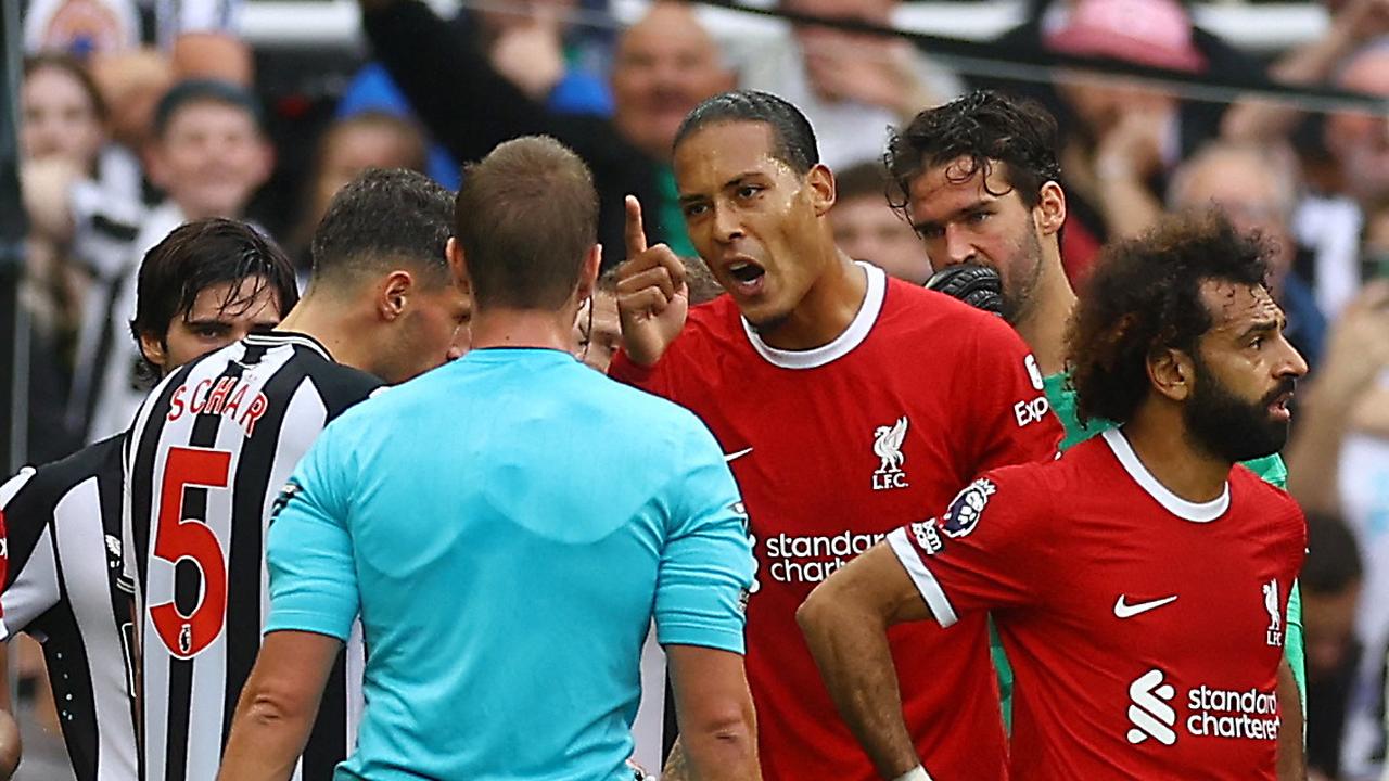 Bild aus Video: Van Dijk erhält eine Rote Karte bei Liverpool-Newcastle United