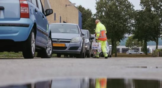 Verkehrsleiter stehen dieser Tage stundenlang im Regen Aus anderen