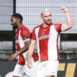 Vincent Janssen fuehrt Antwerpen und Van Bommel mit einem Hattrick