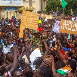 Westafrika bereitet sich auf eine militaerische Intervention vor falls Putschisten