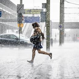 Wettervorhersage Gluehender Tag mit oertlich einem grossen Gewitter Wetterbericht