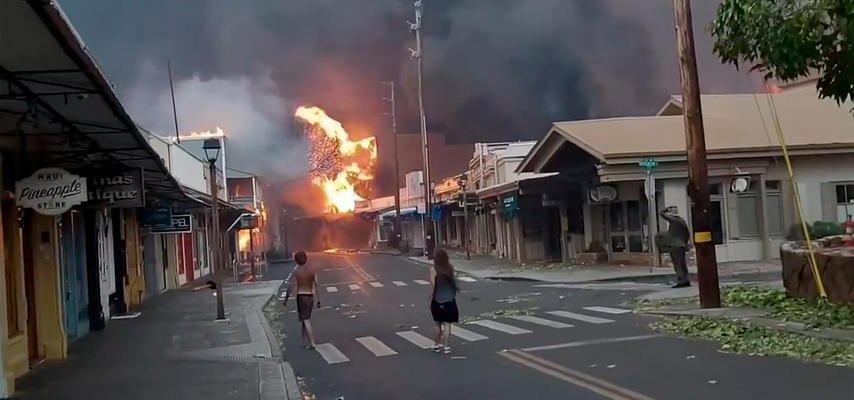 Zwoelf Menschen fliehen vor Waldbraenden auf Hawaii ans Meer