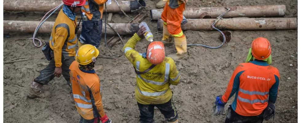 „In einer Sauna Hongkongs Arbeiter schwitzen waehrend die Temperaturen steigen