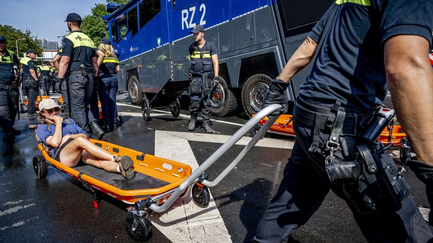 1694350009 47 Alle Klimaaktivisten wurden von der Polizei von der A12 in