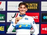 Toptalent Tarling (19) overklast Van Aert en grijpt Europese titel tijdrijden