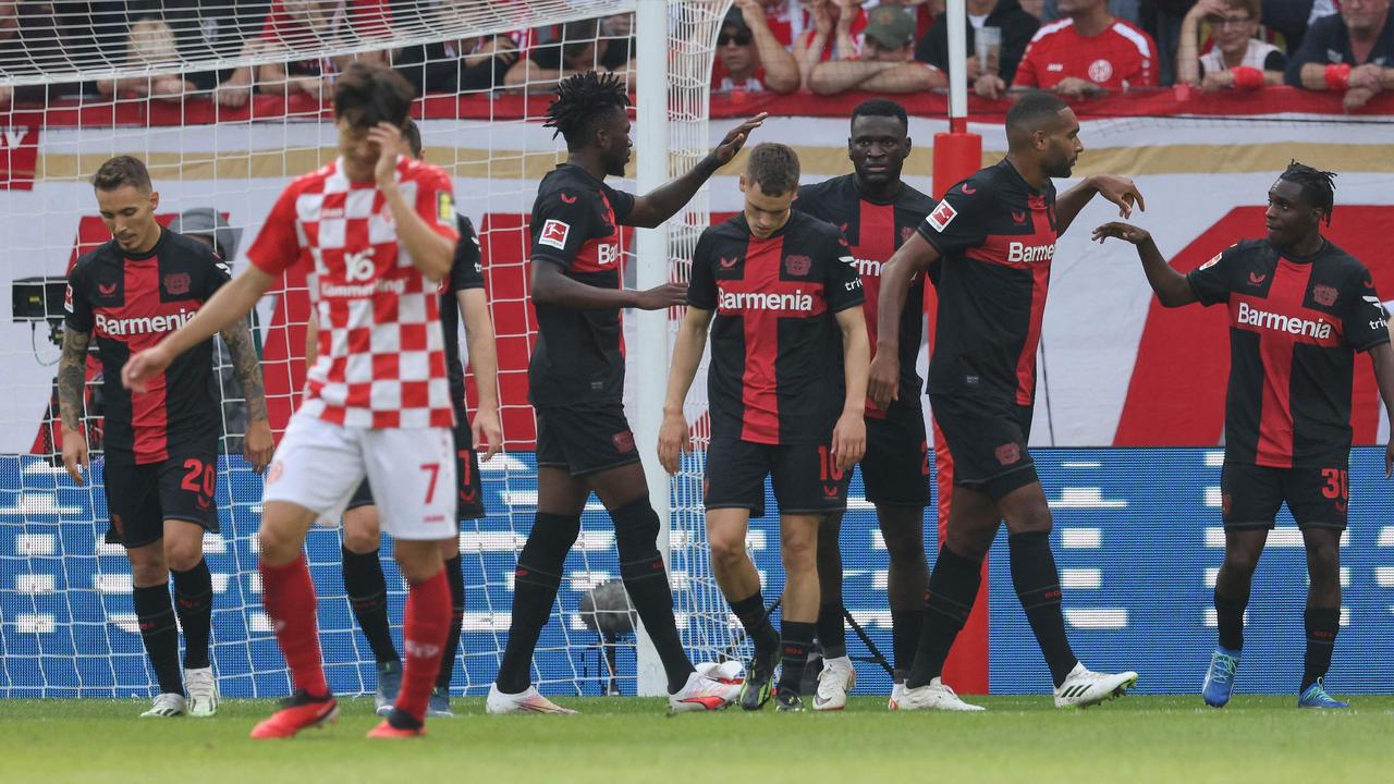 Beeld uit video: Van den Berg scoort in eigen doel na voorzet Frimpong