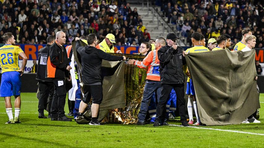 1696114247 933 RKC Torwart Vaessen nach vorsorglicher Wiederbelebung im Spiel gegen Ajax bei