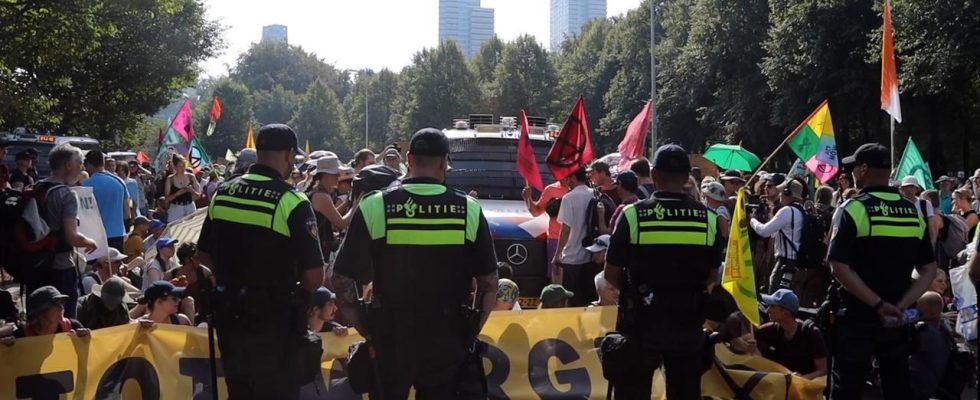 Alle Klimaaktivisten wurden von der Polizei von der A12 in