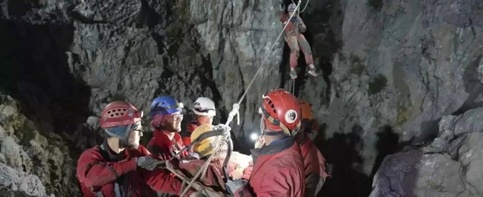 Amerikanischer Forscher kommt nach Rettung aus tiefer tuerkischer Hoehle gut