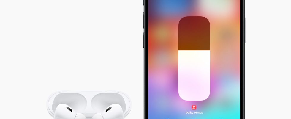 Apple Fuehrungskraefte erlaeutern die neuen Funktionen der AirPods