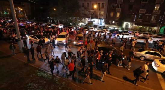 Armenien Regierungsfeindliche Demonstranten blockieren Strassen in der armenischen Hauptstadt