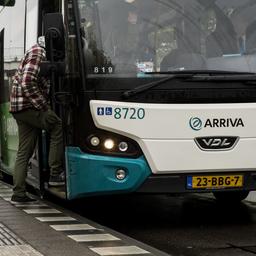 Aufgrund einer Stoerung koennen Reisende nicht in Arriva Bussen ein und