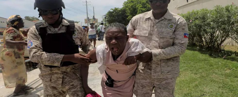 Banden Hunderte von Haitianern die vor Banden fliehen schlagen ihr