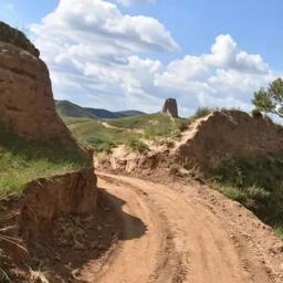 Bauarbeiter graben Loch in der Chinesischen Mauer um schneller zur