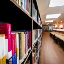 Bibliothek ist nach Corona auf dem Weg zurueck Inlaendisch