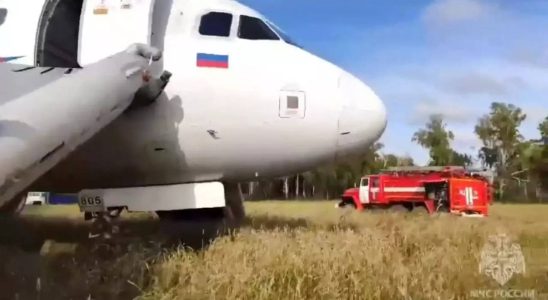 Der russische Airbus A320 macht eine Notlandung im sibirischen Feld