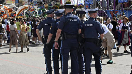 Deutsche Polizei leitet Untersuchung zu Nazi Gruessen auf dem Oktoberfest ein