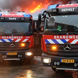 Die Feuerwehr hat Schwierigkeiten mit dem Feuer das seit 24