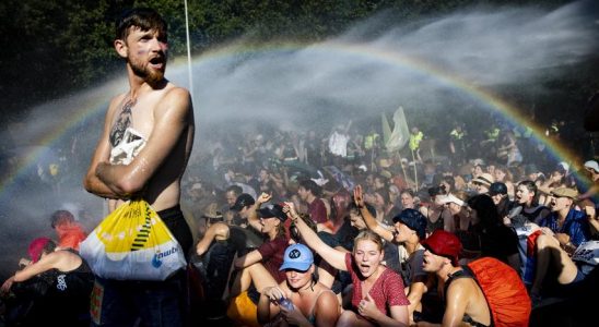 Die Polizei hat die Entfernung der Demonstranten vom Klimaprotest abgeschlossen