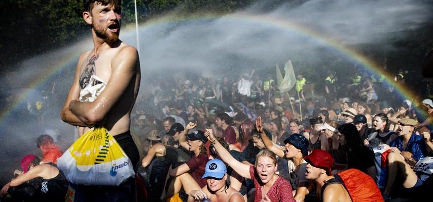 Die Polizei hat die Entfernung der Demonstranten vom Klimaprotest abgeschlossen