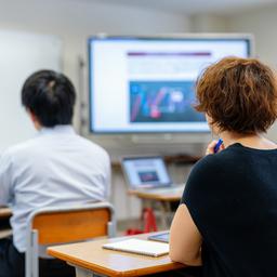 Die Zahl internationaler Studierender die nach dem Studium weiter hier