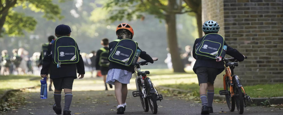 Die britische Regierung wirft „Abstriche vor da 147 Schulen wegen