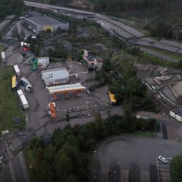 Drei Verletzte durch schweren Erdrutsch auf Autobahn in der Naehe