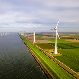 Fast die Haelfte der erzeugten Energie stammt mittlerweile aus natuerlichen