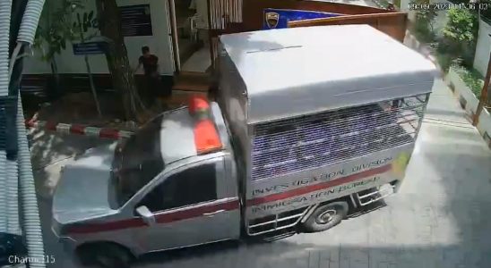 Gefangener entkommt nach Prozess in Thailand mit Polizeiwagen