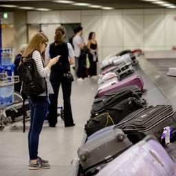 Gepaecktraeger in Schiphol leisten immer noch zu schwere Arbeit Kontrolle