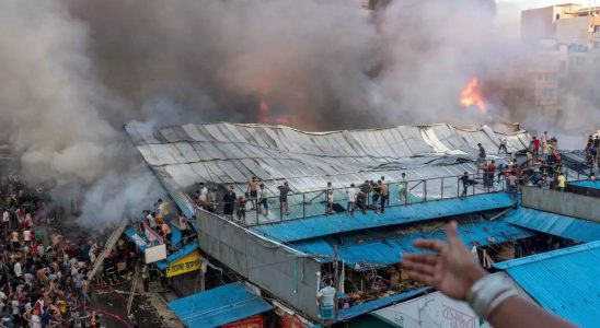 Hunderte Geschaefte wurden bei Marktbrand in Bangladesch zerstoert