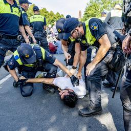 Klimaaktivisten blockieren A12 in Den Haag zum zweiten Tag in