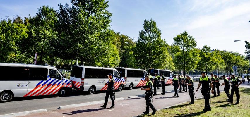 Klimaaktivisten blockieren erneut A12 in Den Haag Polizei setzt Wasserwerfer