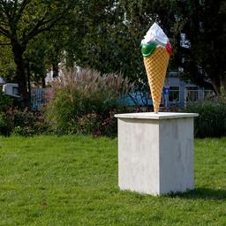 Kunststudent platziert heimlich ein 15 Meter langes Plastikeis Aus