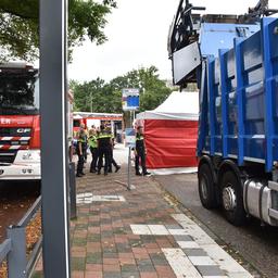 Mitarbeiter einer Abfallentsorgungsfirma stirbt nachdem er in einen Muellwagen gestuerzt