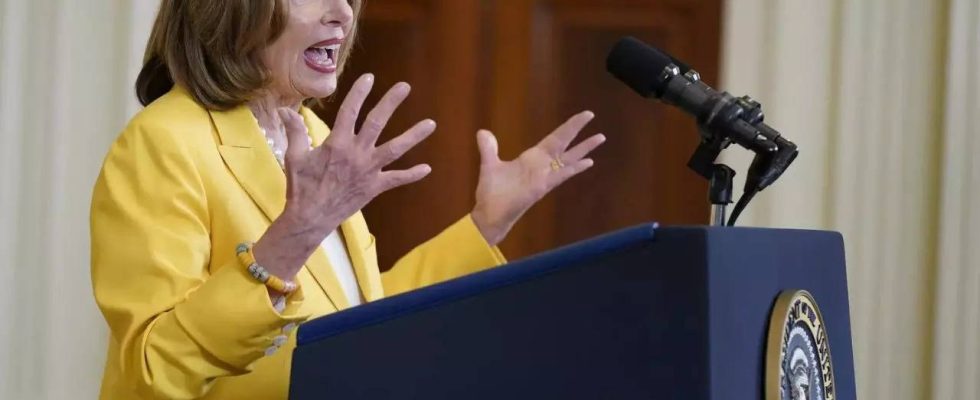 Nancy Pelosi wird sich 2024 zur Wiederwahl stellen waehrend die