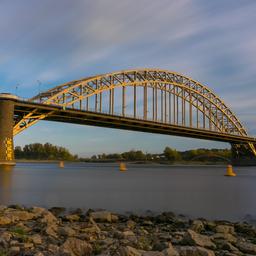 Person klettert auf Waalbrug in Nijmegen Bruecke stundenlang fuer den