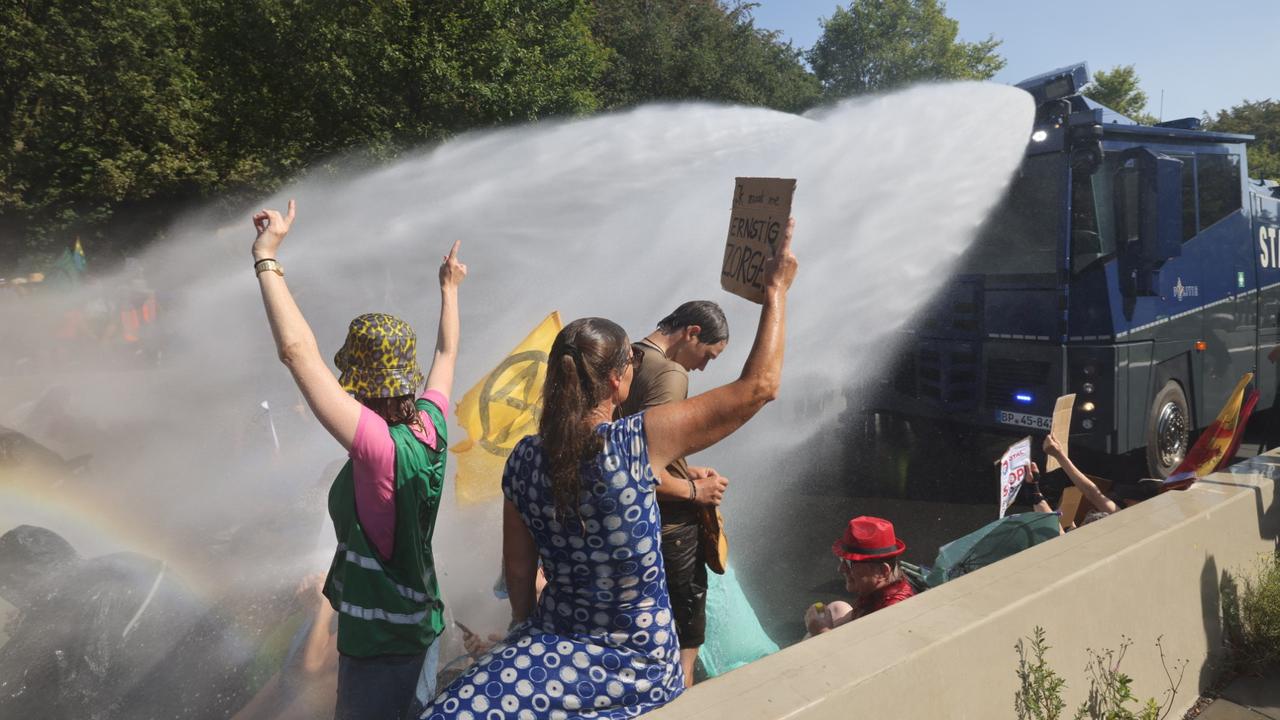 Beeld uit video: Demonstranten druipen niet af na volle lading van waterkanon