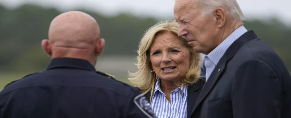 Praesident Biden Biden ueberwacht die Folgen des Hurrikans vom Himmel