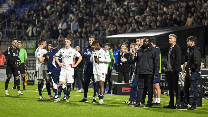 RKC Torwart Vaessen nach vorsorglicher Wiederbelebung im Spiel gegen Ajax bei