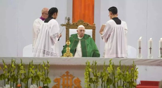 Religioeser Dialog Papst Franziskus trifft sich mit Schamanen Moenchen und