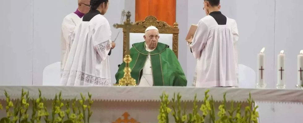 Religioeser Dialog Papst Franziskus trifft sich mit Schamanen Moenchen und