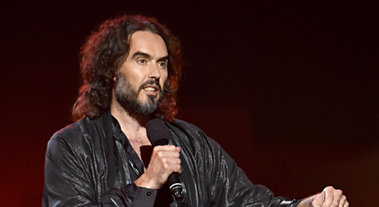 Russell Brand dem Vergewaltigung durch mehrere Frauen vorgeworfen wird bestreitet