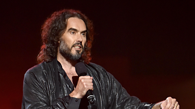 Russell Brand dem Vergewaltigung durch mehrere Frauen vorgeworfen wird bestreitet