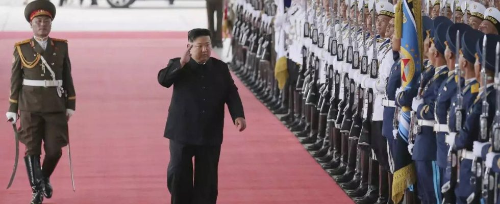 Russland Kim Jong un in Russland mit militaerischer Fuehrung inmitten der